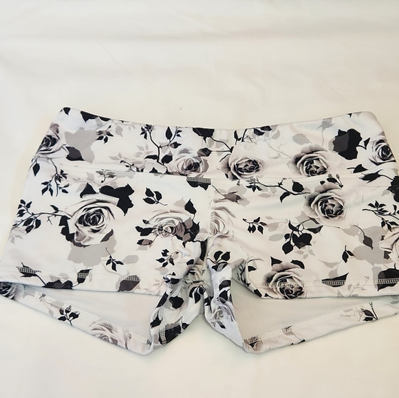 FLEO Moon Rose Mid Rise Black & White Shorts Workout Exercise L - Picture 2 of 10
